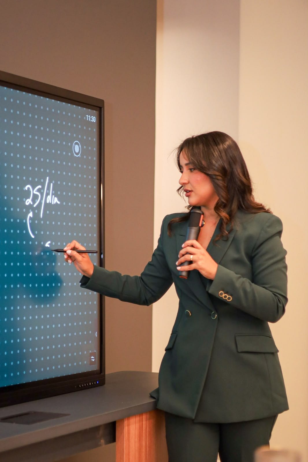 Yasmin Nery conduzindo o ELO Estratégico diante do quadro